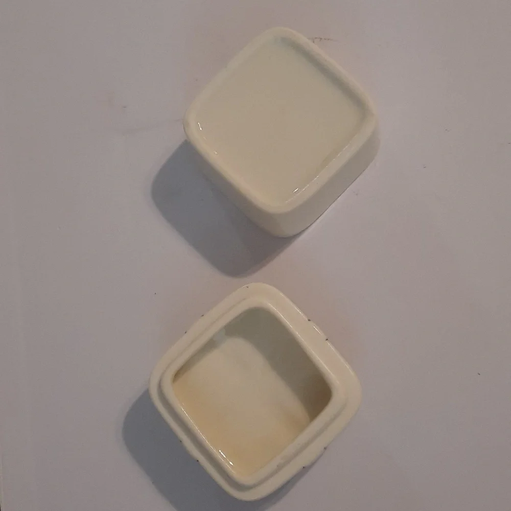 Beautiful glazed porcelain cream with silver trim bow small jewelry organizer